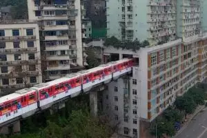 Inovasi di kala terdesak, jalur monorel ini menembus gedung apartemen
