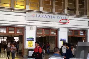 Ternyata ini arti angka di pojok papan nama stasiun, suka salah kan?