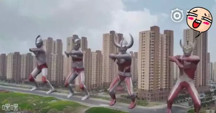 Ultraman kurang kerjaan, joget seksi bikin geli gimana gitu