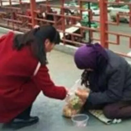 Pengemis buang makanan pemberian orang ini bikin geleng-geleng kepala