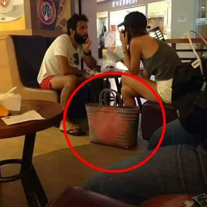 Heboh, bule cantik ini nge-mal pakai tas emak-emak belanja ke pasar