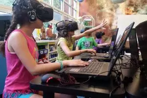 Nggak cuma buat game, VR juga bisa bantu siswa semangat belajar lho