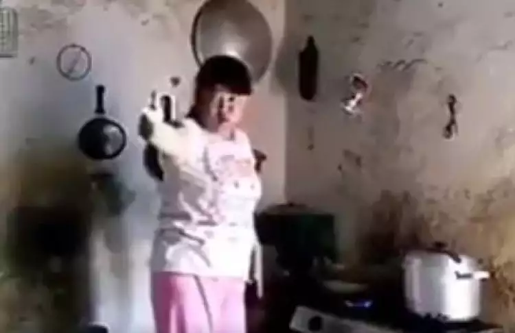 Video anak kerjai ibunya yang latah ini keterlaluan, awas durhaka!