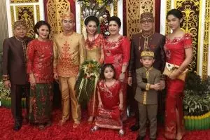 10 Potret meriahnya pernikahan Kezia Karamoy, megah dengan adat Dayak