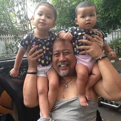 8 Potret lucu saat Indro Warkop ngemong cucu, kakek idaman banget