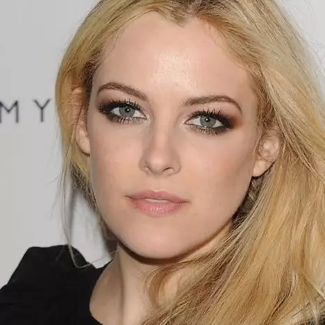 Cucu legenda rock n roll Elvis Presley kini jadi artis, ini 15 fotonya