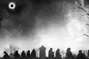 15 Foto suasana perburuan melihat gerhana matahari 100 tahun silam