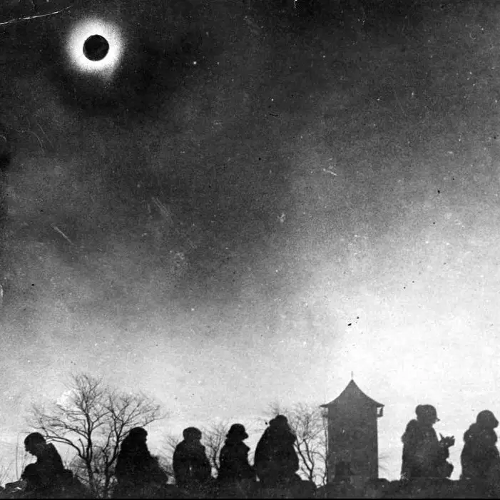 15 Foto suasana perburuan melihat gerhana matahari 100 tahun silam