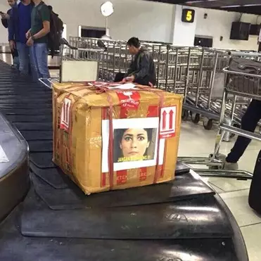 Barang penumpang pesawat ini diberi pesan unik yang bikin ngakak