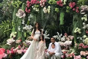 Ultah pernikahan, kado Nia Ramadhani ini bikin suami tersipu-sipu malu