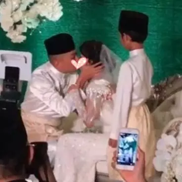 Ciuman bibir di depan anak-anak, pasangan artis ini tuai kritik pedas
