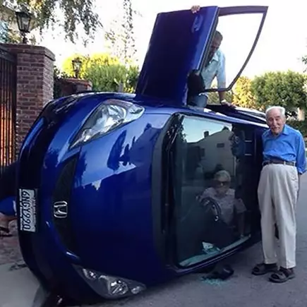 13 Potret kelakuan konyol orang di tempat umum, ada-ada aja