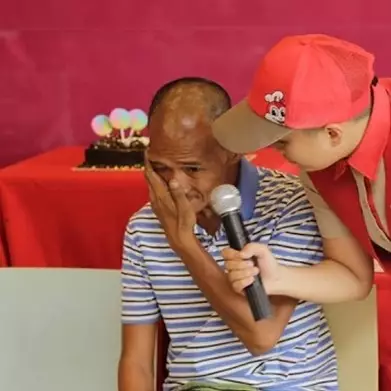 Ayah yang rela tak makan demi anaknya ini dapat kejutan ulang tahun