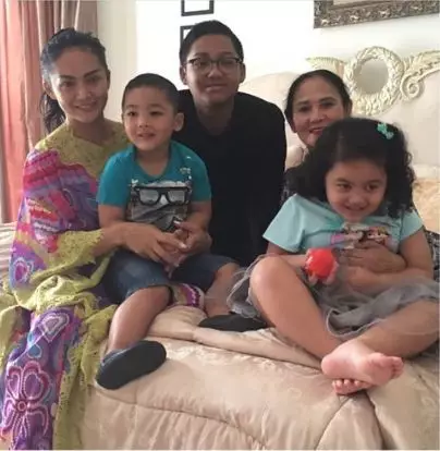 Meski beda ayah, ini 7 potret rukunnya 4 anak Krisdayanti