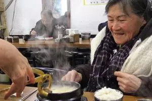 Pemilik resto ini gratiskan makanan buat orang jompo selama 27 tahun