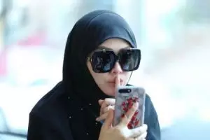 Berhijab tapi pakai legging super ketat, Syahrini panen hujatan