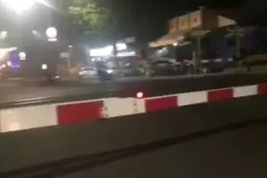 Pintu perlintasan kereta ditutup, tapi yang lewat justru bikin kesel