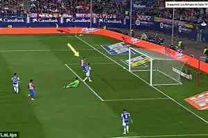 Video kekonyolan striker kelas dunia, tinggal ceplos tapi nggak gol