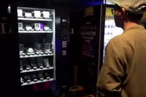 Ajaib, vending machine ini keluarnya bukan minuman tapi gadget