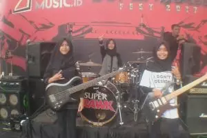 Band metal dengan personel 3 remaja berhijab ini aksinya bikin takjub