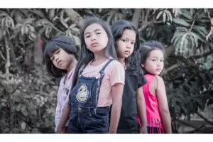 Aksi kocak sekumpulan bocah parodikan musik video girlband Korea