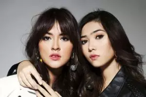 11 Komentar lucu netizen di lagu Raisa dan Isyana Sarasvati