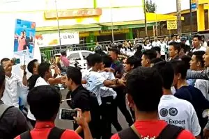 Gara-gara badut senggolan, sales dua produk HP cek cok di Jambi