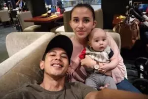 Jadi ibu di usia 20 tahun, ini 10 potret saat Dahlia Poland asuh anak