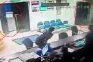 CCTV ini rekam momen saat pintu terbuka sendiri, bikin merinding