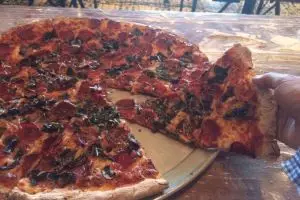 Gara-gara makan pizza yang terjatuh, tunawisma ini didenda Rp 3,3 juta