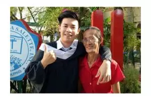 Anak buruh cuci ini lulus berpredikat cumlaude, kisahnya mengharukan