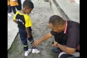 Tulisan di sepatu anak sekolah ini bikin tepuk jidat, sadis abis