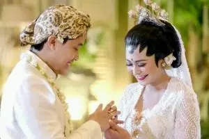 Resmi menikah, yuk intip 9 foto momen bahagia Caca Tengker dan Barry