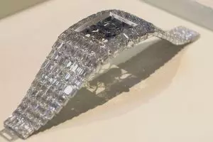 Jam tangan ini seharga 90 mobil Ferarri, apa istimewanya ya?