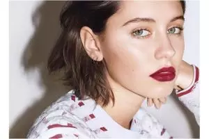 10 Foto Iris putri dari Jude Law, model & duta brand fashion ternama