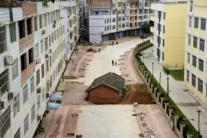 5 Pemilik rumah ini menolak digusur, ada yang letaknya di tengah jalan