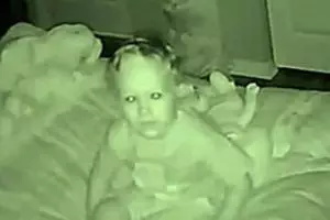 Rekaman CCTV kamar anak ini buat orangtuanya terkejut, isinya apa ya?