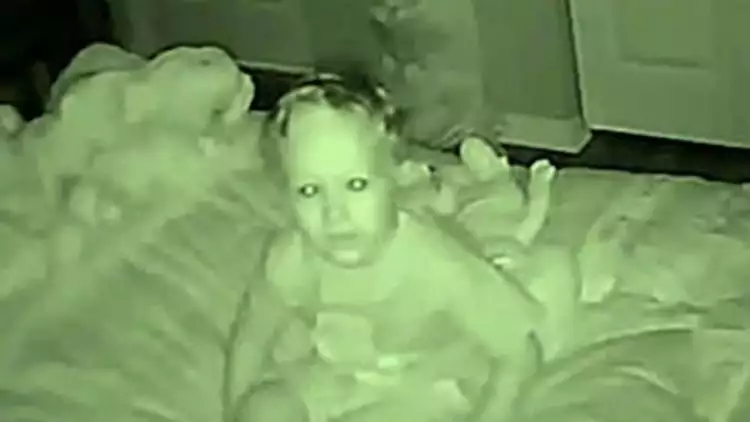 Rekaman CCTV kamar anak ini buat orangtuanya terkejut, isinya apa ya?