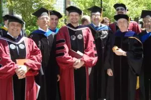 Ini sebenarnya beda profesor, doktor dan PhD, jangan gagal paham ya