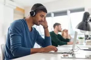 5 Manfaat kesehatan kerja sambil dengerin musik, ternyata penting lho