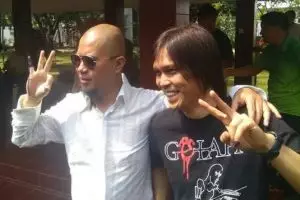 Ahmad Dhani dan Once foto bareng, netizen fokus ke jari tangannya