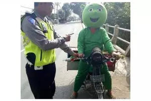 Penjual bakso tusuk berkostum unik ini ditegur polisi, salah apa ya?