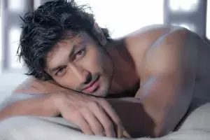 Pose tiduran, 10 aktor Bollywood ini bikin fans susah fokus