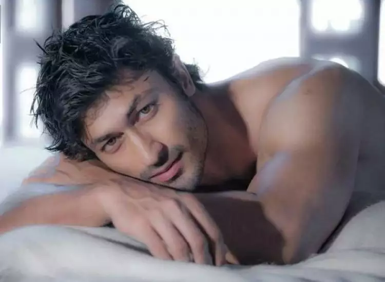 Pose tiduran, 10 aktor Bollywood ini bikin fans susah fokus
