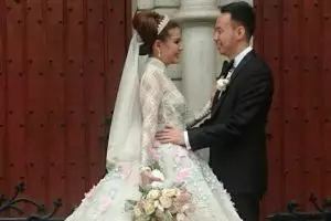 Lepas lajang di usia 40 tahun, ini 9 foto momen pernikahan Olga Lidya