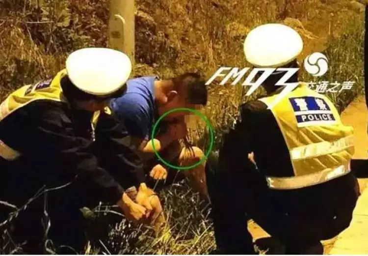 Aksi pria mengelak tudingan di hadapan polisi ini bikin geleng kepala