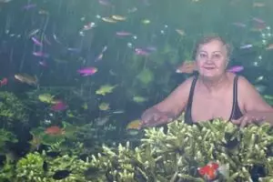 Nenek ini belajar gunakan green screen, hasil videonya keren parah