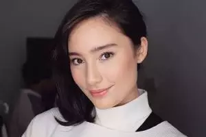 13 Seleb ini ternyata gemar membaca buku, makin ngefans nih! 