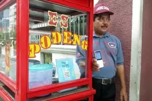 Beli es podeng di pedagang ini bayar lewat aplikasi ponsel, canggih!