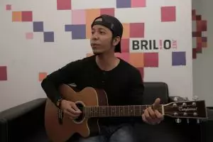 Solois Dinno Alshan persembahkan lagu dengan sentuhan instrumen budaya